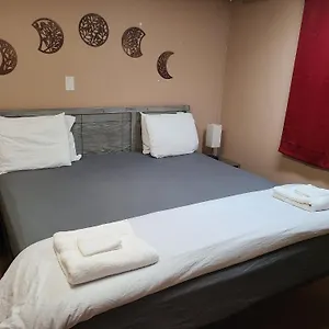 Cozy With Comfortable Beds And Fully Equipped Kitchen 15 Mins Drive From Airport, Downtown, Sait And U Of C And 80 Min Drive To Banff Pensión