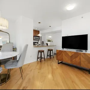Lovely One-bedroom With Pool, Hot Tub, And Gym In The Heart Of Downtown, Skytrain 3min Away Apartment Vancouver